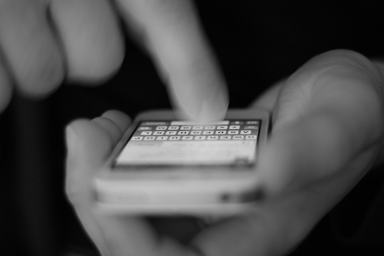 iphone, look up, mobile, hand, close, smartphone, phone, communication, keep, touch screen, make a phone call, screen, advertisement, close up, tap, type in, sms, news, app, man, sms, sms, sms, sms, sms, app-388387.jpg